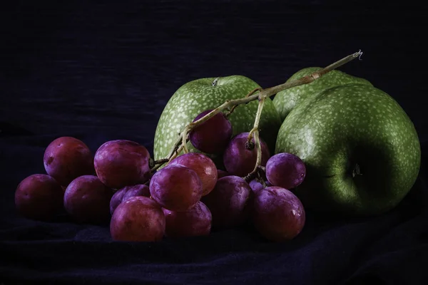 Groene appels met druif op druiven op donkere achtergrond. Gezond voedsel — Stockfoto