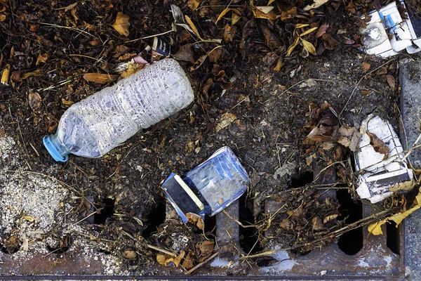 GARBAGEM COM FRASCO PLÁSTICO E EMBALAGENS DE TABACO EM VIGILÂNCIA. AMBIENTE DETERIORADO — Fotografia de Stock