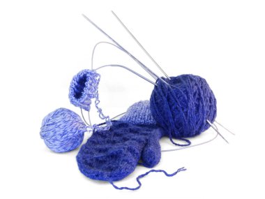         Örgü malzemeleri, eldivenler, hepsi örgü örmek için, örgü iğneleri, beyaz arka planda izole edilmiş..