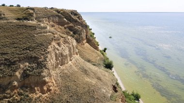 Deniz kenarındaki yüksek uçurum