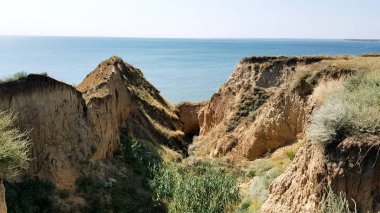 Kum kayalığı deniz manzarası.