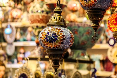 Geleneksel parlak dekoratif asılı Türk lambalar ve Istanbul ın Bazaarı, Türkiye'de canlı renklerle renkli ışıklar