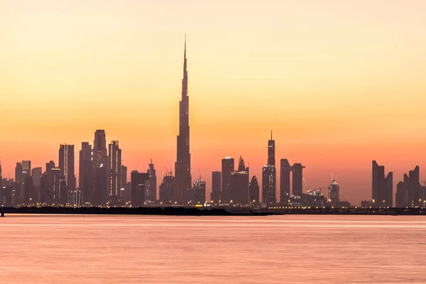 Dubai, Birleşik Arap Emirlikleri 04 / 12 / 2019 - Burj Halife 'nin inanılmaz manzarası, Dünya' nın en yüksek kulesi. Şeyh Zayed Yolu, Şehir Merkezi, Dubai, Uae 'deki İkamet ve İş Gökdelenleri' nden bir manzara