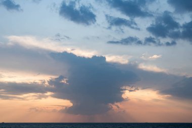 Bulutlu gökyüzünde dramatik Gündoğumu ve Günbatımı, Doğa bulutlu akşam arkaplanı, Umut kavramı.