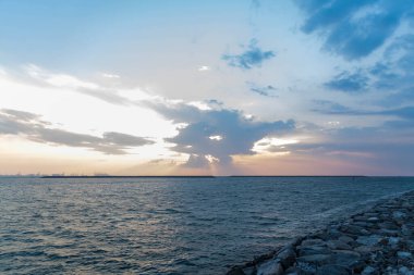 Bulutlu gökyüzünde dramatik Gündoğumu ve Günbatımı, Doğa bulutlu akşam arkaplanı, Umut kavramı.