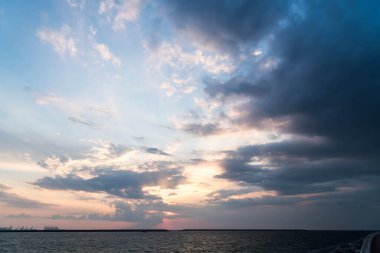 Bulutlu gökyüzünde dramatik Gündoğumu ve Günbatımı, Doğa bulutlu akşam arkaplanı, Umut kavramı.