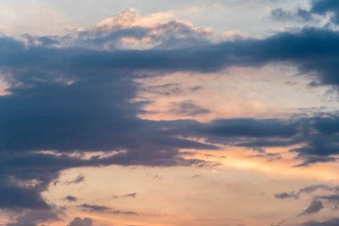 Bulutlu gökyüzünde dramatik Gündoğumu ve Günbatımı, Doğa bulutlu akşam arkaplanı, Umut kavramı.