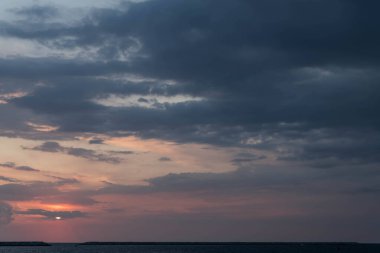 Bulutlu gökyüzünde dramatik Gündoğumu ve Günbatımı, Doğa bulutlu akşam arkaplanı, Umut kavramı.