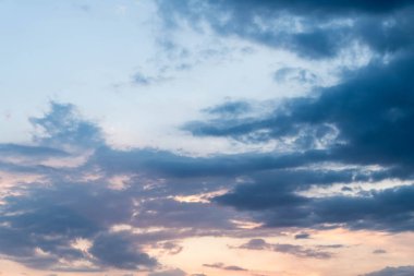 Bulutlu gökyüzünde dramatik Gündoğumu ve Günbatımı, Doğa bulutlu akşam arkaplanı, Umut kavramı.