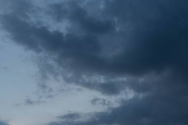 Bulutlu gökyüzünde dramatik Gündoğumu ve Günbatımı, Doğa bulutlu akşam arkaplanı, Umut kavramı.