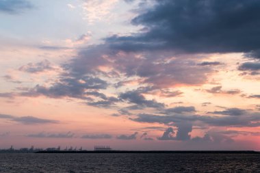 Bulutlu gökyüzünde dramatik Gündoğumu ve Günbatımı, Doğa bulutlu akşam arkaplanı, Umut kavramı.