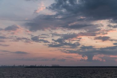 Bulutlu gökyüzünde dramatik Gündoğumu ve Günbatımı, Doğa bulutlu akşam arkaplanı, Umut kavramı.