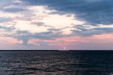 Bulutlu gökyüzünde dramatik Gündoğumu ve Günbatımı, Doğa bulutlu akşam arkaplanı, Umut kavramı.