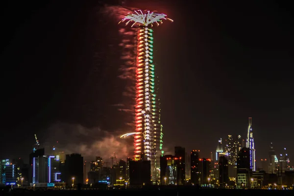 Robbanás Többszínű Tűzijáték Burj Khalifa Dubai Ellen Éjszakai Égbolt Egy — Stock Fotó