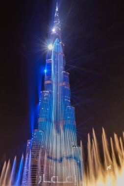 Çok Renkli Lazer Şovu ve Işık İşleri, Burj Halife Dünyanın En Büyük Gökdeleni Dubai 'de Yeni Yıl Kutlamalarında Parladı, Birleşik Arap Emirlikleri
