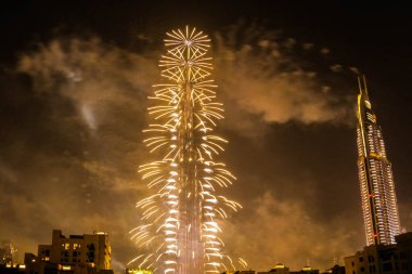 Dubai, Uae 'de yeni yıl kutlamalarında Burj Khalifa Dubai' de gece gökyüzüne karşı çok renkli havai fişeklerin patlaması