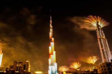 Çok Renkli Lazer Şovu ve Işık İşleri, Burj Halife Dünyanın En Büyük Gökdeleni Dubai 'de Yeni Yıl Kutlamalarında Parladı, Birleşik Arap Emirlikleri