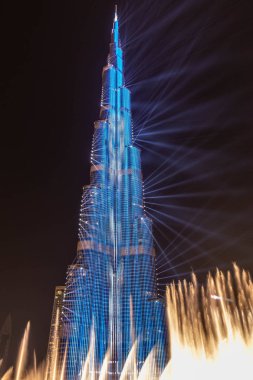 Dubai, Uae - 01 / 01 / 2019 - Çok Renkli Lazer Şovu ve Işık İşleri, Burj Halife Dünyanın En Büyük Gökdeleni Dubai 'de Yeni Yıl Kutlamalarında Parladı, Birleşik Arap Emirlikleri