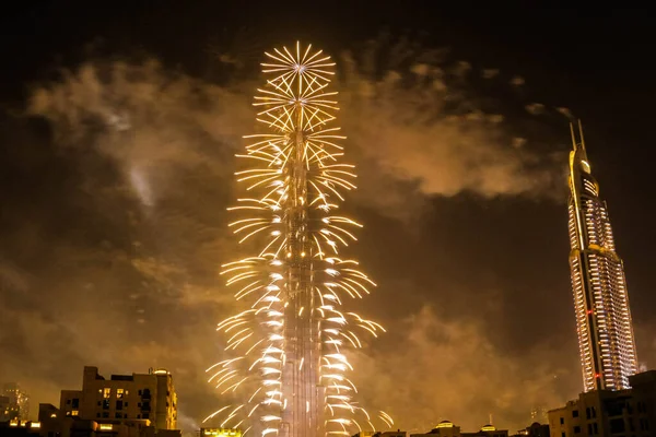 Robbanás Többszínű Tűzijáték Burj Khalifa Dubai Ellen Éjszakai Égbolt Egy — Stock Fotó