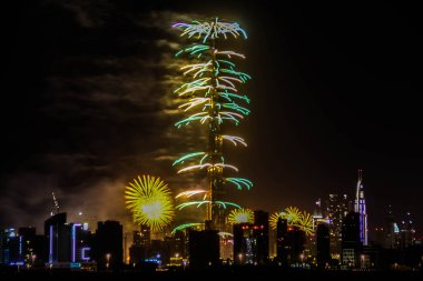 Dubai, Birleşik Arap Emirlikleri - 01 / 01 / 2019 - Dubai, Uae 'de yeni yıl kutlamalarında Burj Halife Dubai' de çok renkli havai fişeklerin patlaması