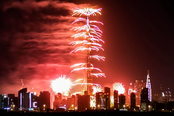 Robbanás Többszínű Tűzijáték Burj Khalifa Dubai Ellen Éjszakai Égbolt Egy — Stock Fotó