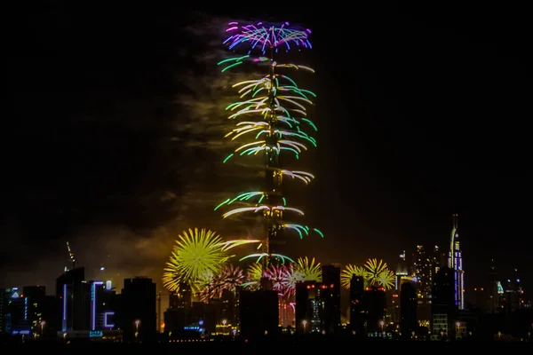 Robbanás Többszínű Tűzijáték Burj Khalifa Dubai Ellen Éjszakai Égbolt Egy — Stock Fotó