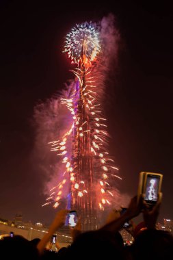 Dubai, Uae 'de yeni yıl kutlamalarında Burj Khalifa Dubai' de gece gökyüzüne karşı çok renkli havai fişeklerin patlaması