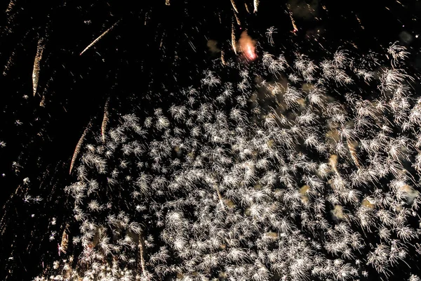 Explosão Fogos Artifício Multicoloridos Dubai Contra Céu Noturno Umas Férias — Fotografia de Stock