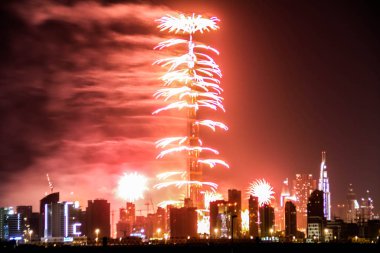 Dubai, Uae 'de yeni yıl kutlamalarında Burj Khalifa Dubai' de gece gökyüzüne karşı çok renkli havai fişeklerin patlaması