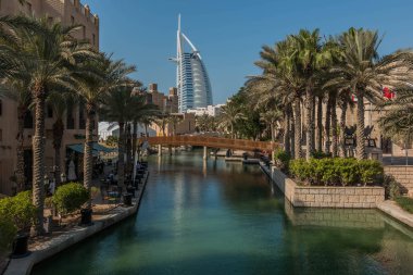 Bulutlu Gök Altında Burç Al Arab 'ın liman manzarası, Jumeirah Sahili, Arap Denizi, İkamet ve İş Gökdelenleri, Dubai, Uae manzarası