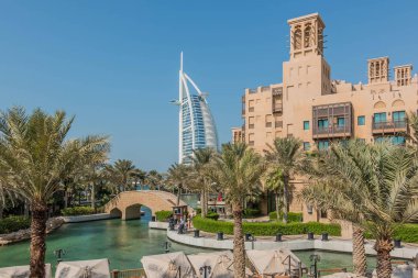 Burç Al Arab 'ın liman manzarası, Seven Star Hotel, Souk Madinat Jumeirah' ın manzarası, İkamet ve İş Gökdelenleri, Dubai, BAE