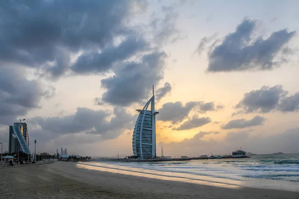 Vista Beira Mar Burj Arab Sob Céu Nublado Uma Vista — Fotografia de Stock