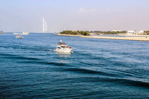 Bulutlu Gök Altında Burç Al Arab 'ın liman manzarası, Jumeirah Sahili, Arap Denizi, İkamet ve İş Gökdelenleri, Dubai, Uae manzarası