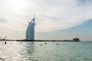 Bulutlu Gök Altında Burç Al Arab 'ın liman manzarası, Jumeirah Sahili, Arap Denizi, İkamet ve İş Gökdelenleri, Dubai, Uae manzarası