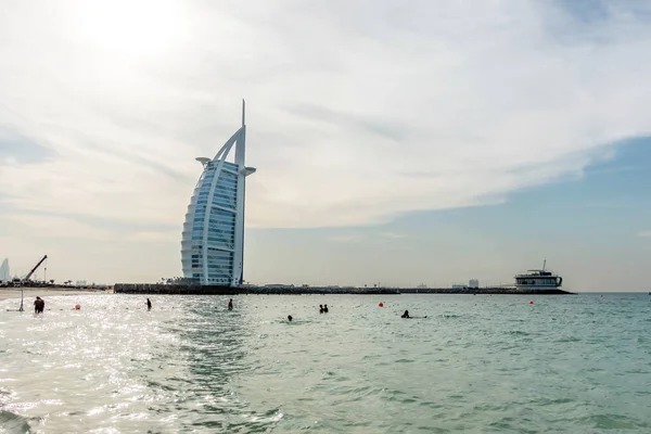 Pohled Moře Burj Arab Pod Oblačným Nebem Pohled Pláže Jumeirah — Stock fotografie