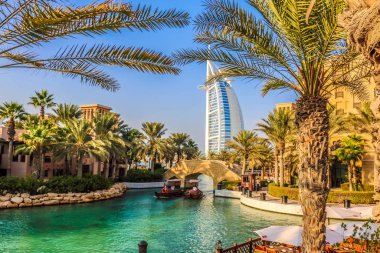 Burç Al Arab 'ın liman manzarası, Seven Star Hotel, Souk Madinat Jumeirah' ın manzarası, İkamet ve İş Gökdelenleri, Dubai, BAE