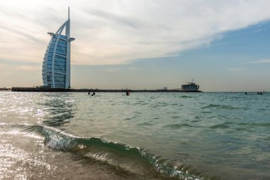 Burç Al Arab 'ın liman manzarası, Seven Star Hotel, Souk Madinat Jumeirah' ın manzarası, İkamet ve İş Gökdelenleri, Dubai, BAE