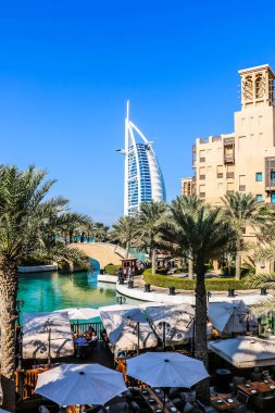 Burç Al Arab 'ın liman manzarası, Seven Star Hotel, Souk Madinat Jumeirah' ın manzarası, İkamet ve İş Gökdelenleri, Dubai, BAE