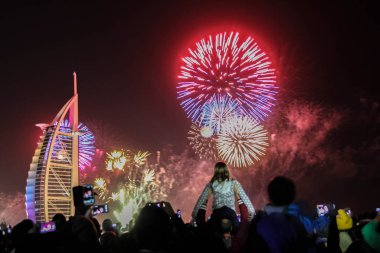 Dubai, Uae 'de yeni yıl kutlamalarında Burç El-Arap Jumeirah Dubai' de gece gökyüzüne karşı çok renkli havai fişek patlaması