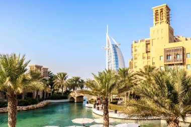 Burç Al Arab 'ın liman manzarası, Seven Star Hotel, Souk Madinat Jumeirah' ın manzarası, İkamet ve İş Gökdelenleri, Dubai, BAE