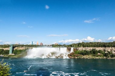 Niagara Şelalesi Amerika Şelalesi Kanada ve Amerika arasındaki uluslararası sınırda bir yaz günü.