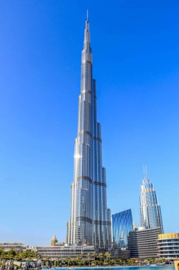 Burj Halife 'nin inanılmaz manzarası, Dünya' nın en yüksek kulesi Şeyh Zayed Yolu, Şehir merkezindeki İkamet ve İş Gökdelenleri, Dubai, Uae