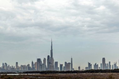 Burj Halife 'nin inanılmaz manzarası, Dünya' nın en yüksek kulesi Şeyh Zayed Yolu, Şehir merkezindeki İkamet ve İş Gökdelenleri, Dubai, Uae