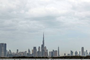 Burj Halife 'nin inanılmaz manzarası, Dünya' nın en yüksek kulesi Şeyh Zayed Yolu, Şehir merkezindeki İkamet ve İş Gökdelenleri, Dubai, Uae