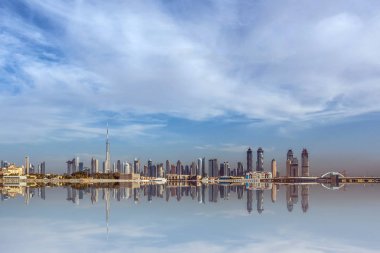 Burj Halife 'nin inanılmaz manzarası, Dünya' nın en yüksek kulesi Şeyh Zayed Yolu, şehir merkezindeki konut ve iş gökdelenleri, Dubai dere limanının manzarası.