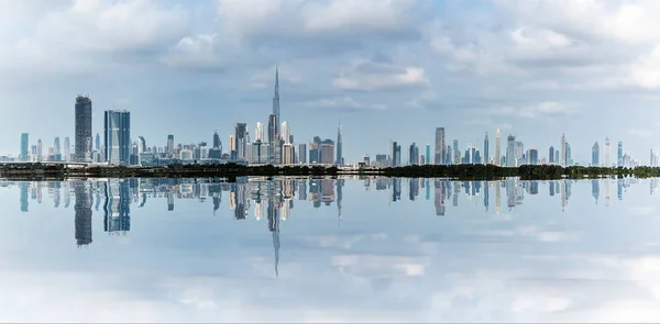 Burj Halife 'nin inanılmaz manzarası, Dünya' nın en yüksek kulesi Şeyh Zayed Yolu, şehir merkezindeki konut ve iş gökdelenleri, Dubai dere limanının manzarası.