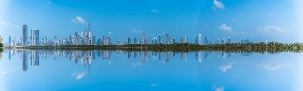 Burj Halife 'nin inanılmaz manzarası, Dünya' nın en yüksek kulesi Şeyh Zayed Yolu, şehir merkezindeki konut ve iş gökdelenleri, Dubai dere limanının manzarası.