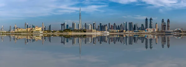Burj Halife 'nin inanılmaz manzarası, Dünya' nın en yüksek kulesi Şeyh Zayed Yolu, şehir merkezindeki konut ve iş gökdelenleri, Dubai dere limanının manzarası.