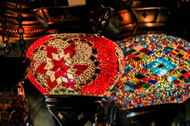 Türkiye Pavyonu, Küresel Köy, Dubai, Birleşik Arap Emirlikleri 'nde geleneksel parlak dekoratif ışıkları ve renkli lambaları canlı renklerle asmak