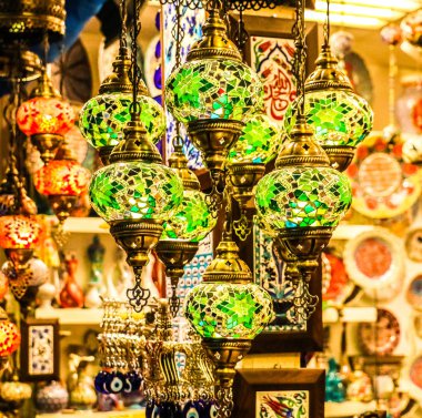 Türkiye Pavyonu, Küresel Köy, Dubai, Birleşik Arap Emirlikleri 'nde geleneksel parlak dekoratif ışıkları ve renkli lambaları canlı renklerle asmak